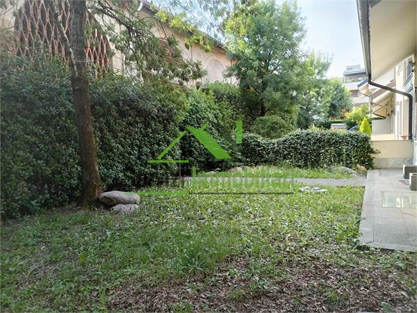 Elegante Villa Laterale con Giardino Privato – Vicinissima alla Metro Verde
