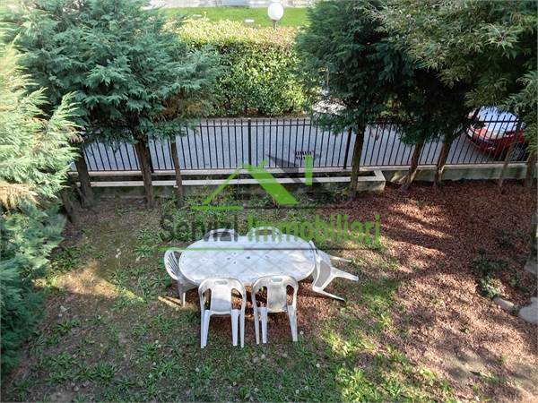 Elegante Villa Laterale con Giardino Privato – Vicinissima alla Metro Verde
