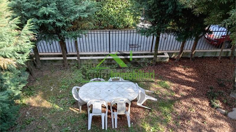 Elegante Villa Laterale con Giardino Privato – Vicinissima alla Metro Verde